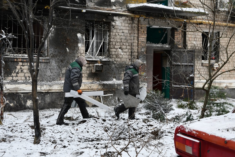 Снігопади, мороз і обстріли не зупиняють комунальників Нікополя: чим вони зайняті зараз (фото)
