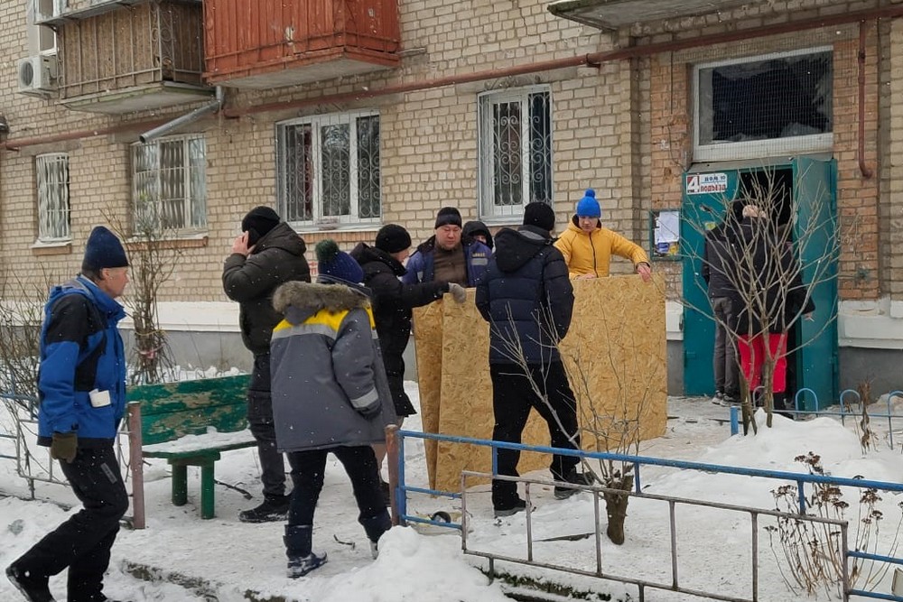 Снігопади, мороз і обстріли не зупиняють комунальників Нікополя: чим вони зайняті зараз (фото)
