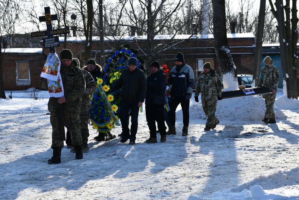 Багато років працював стоматологом: у Нікополі сьогодні провели в останню путь Захисника (фото)