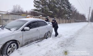 Повертався зі зміни і застряг: у Нікополі поліцейські допомогли працівнику заводу, який потрапив у снігову пастку