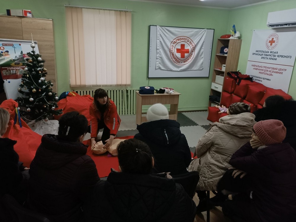 Для вчителів гімназії у Нікополі провели важливі майстер-класи з надання першої допомоги (фото)