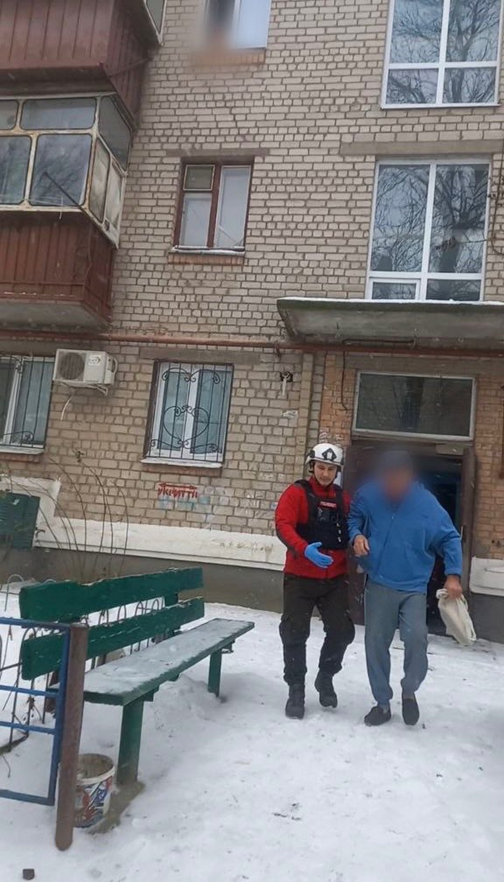 Під час поквартирного обходу було виявлено поранених: у Нікополі на місці обстрілу працювали волонтери (фото)