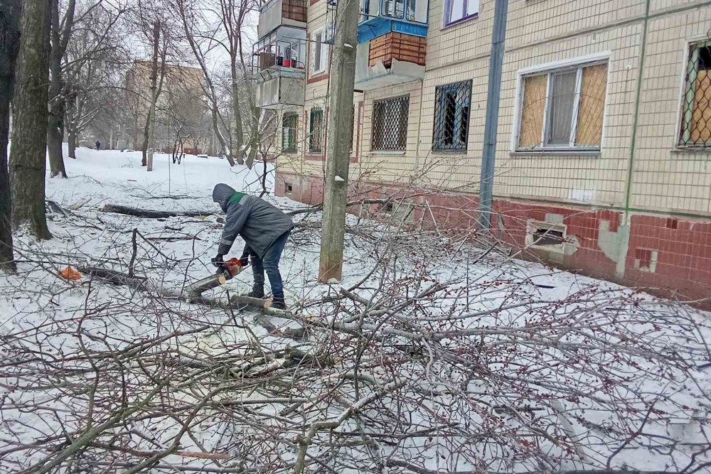 Снігопади, мороз і обстріли не зупиняють комунальників Нікополя: чим вони зайняті зараз (фото)