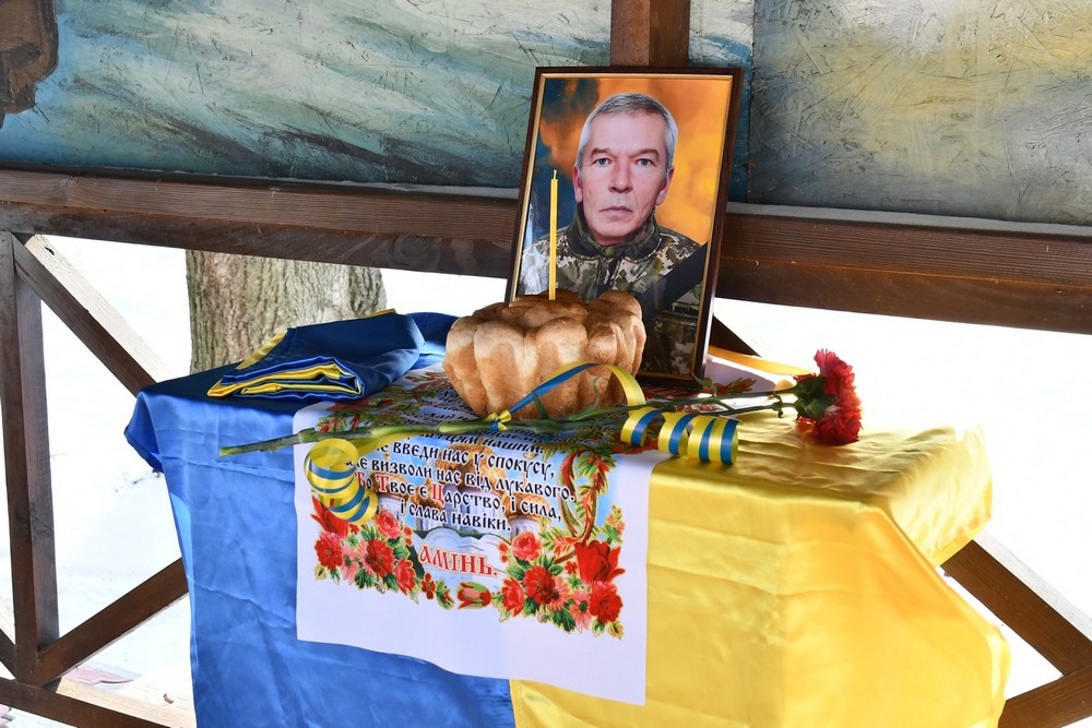 У Нікополі сьогодні провели в останню путь Захисника, який служив  санітаром кінологічного відділення, а у мирному житті працював у стоматології. Воїн помер у лікарні.