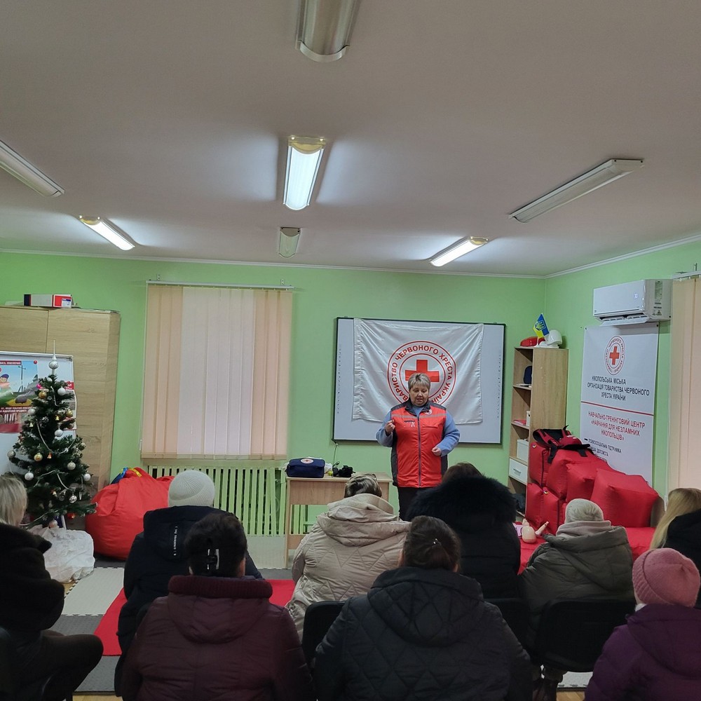 Для вчителів гімназії у Нікополі провели важливі майстер-класи з надання першої допомоги (фото)