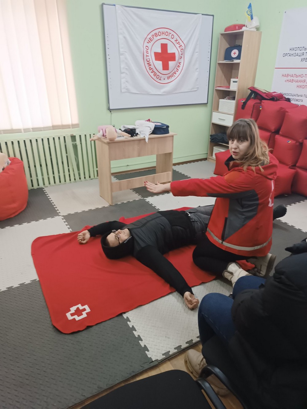 Для вчителів гімназії у Нікополі провели важливі майстер-класи з надання першої допомоги (фото)