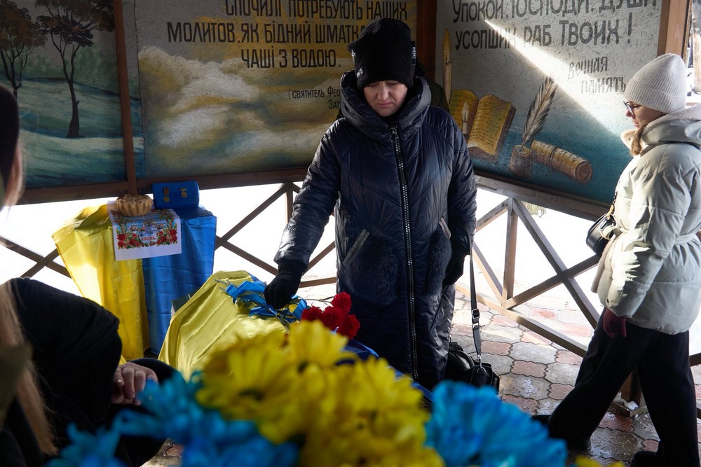 Був вчителем за освітою, у безпорадному горі залишилася мати… У Нікополі сьогодні провели в останню путь Героя (фото) Був вчителем за освітою, у безпорадному горі залишилася мати… У Нікополі сьогодні провели в останню путь Героя (фото)