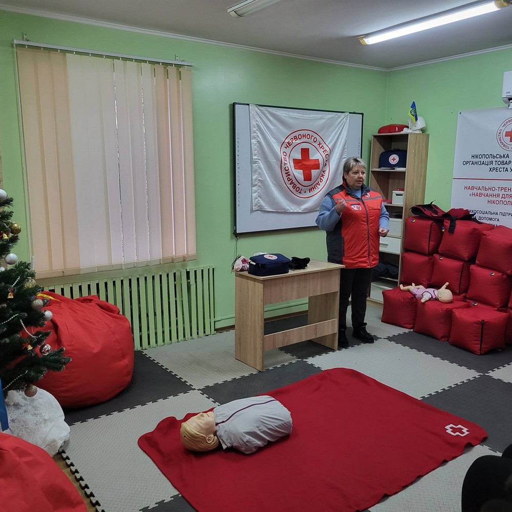 Для вчителів гімназії у Нікополі провели важливі майстер-класи з надання першої допомоги (фото)