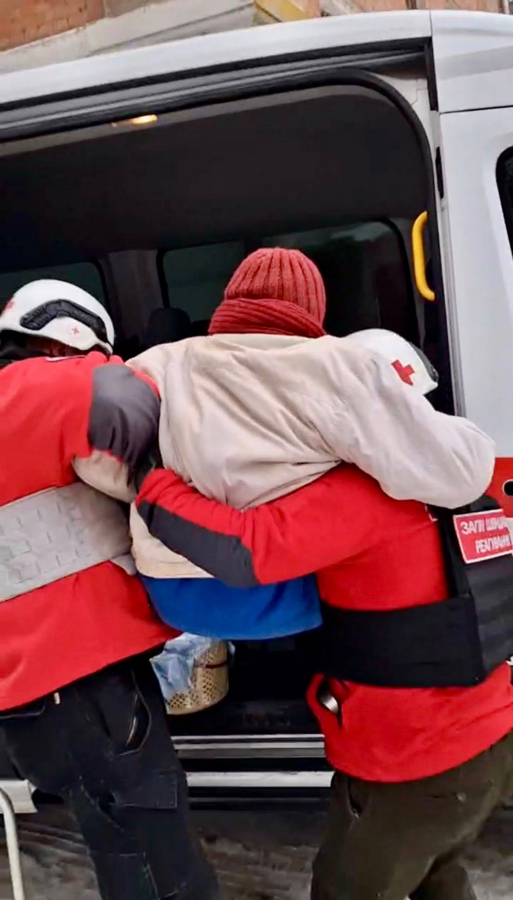 Волонтери Нікополя евакуювали з берегової лінії маломобільну жінку і її собачку: куди звертатися Волонтери Нікополя евакуювали з берегової лінії маломобільну жінку і її собачку: куди звертатися