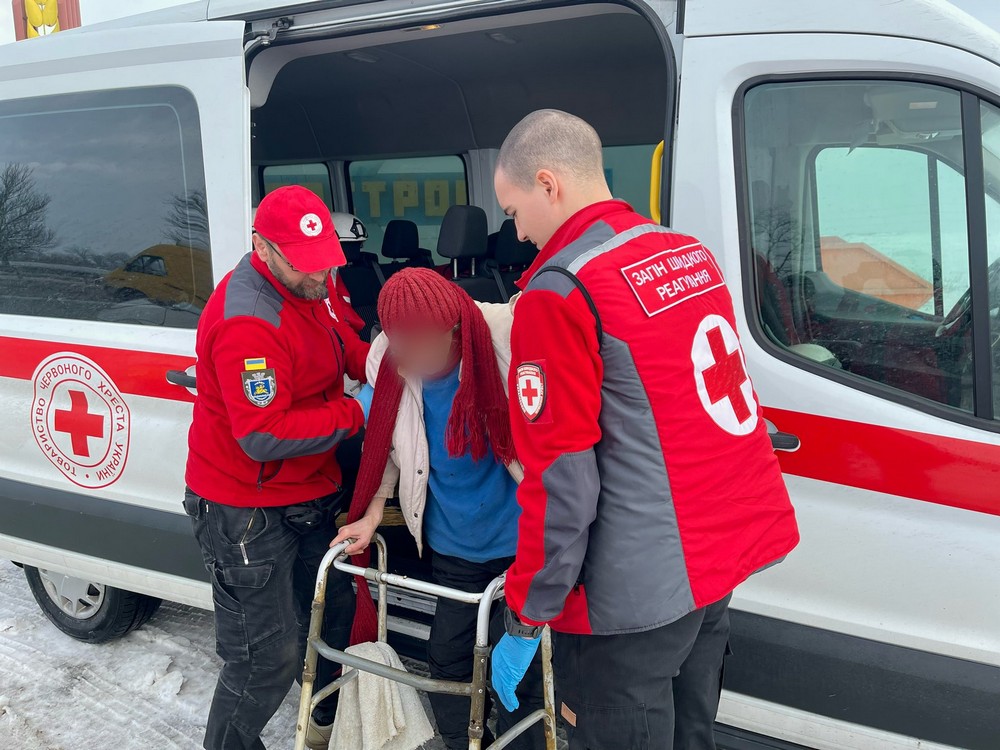 Волонтери Нікополя евакуювали з берегової лінії маломобільну жінку і її собачку: куди звертатися Волонтери Нікополя евакуювали з берегової лінії маломобільну жінку і її собачку: куди звертатися