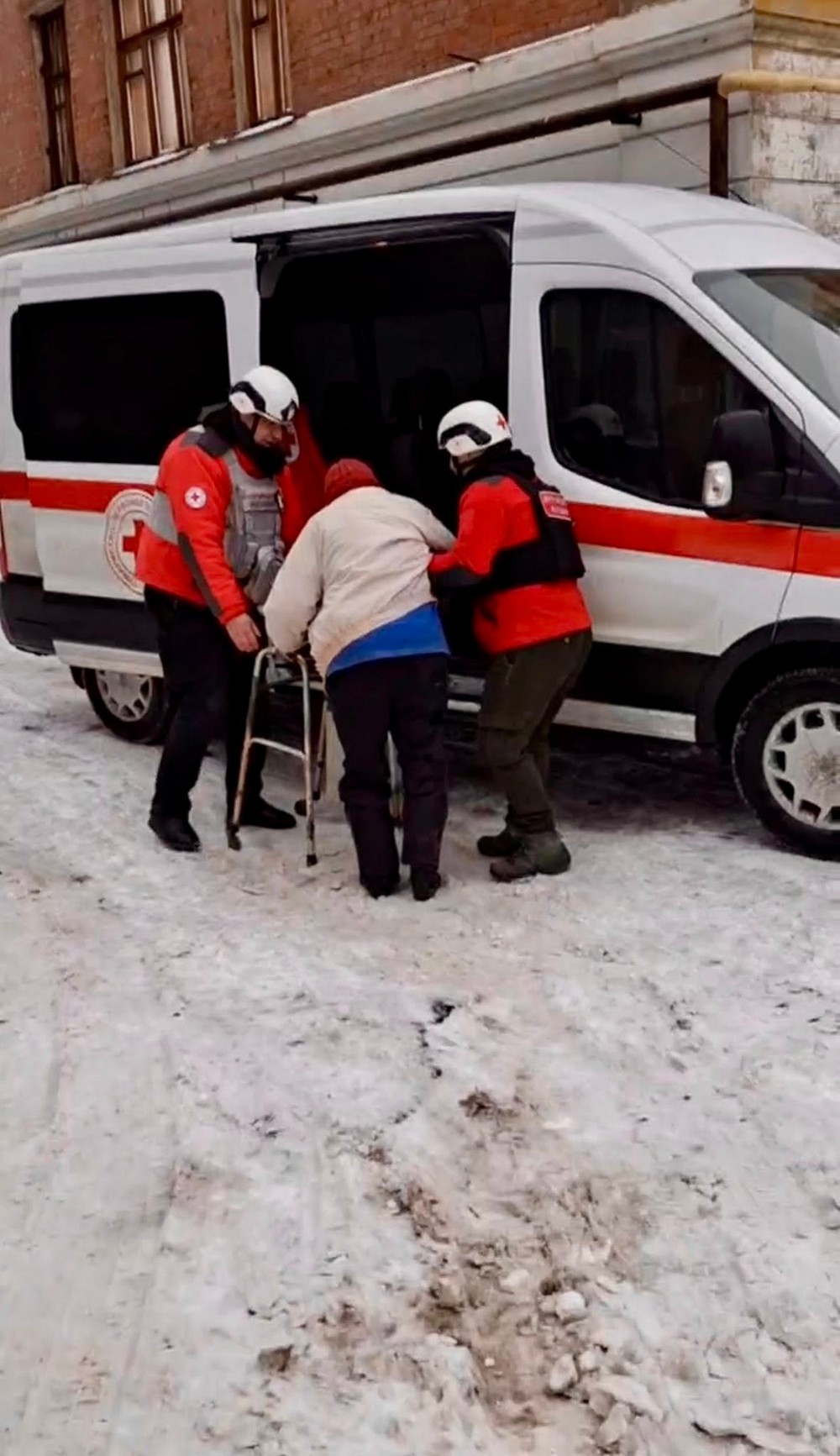 Волонтери Нікополя евакуювали з берегової лінії маломобільну жінку і її собачку: куди звертатися Волонтери Нікополя евакуювали з берегової лінії маломобільну жінку і її собачку: куди звертатися