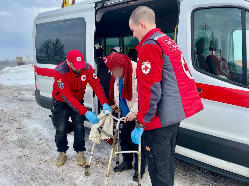 Волонтери Нікополя евакуювали з берегової лінії маломобільну жінку і її собачку: куди звертатися Волонтери Нікополя евакуювали з берегової лінії маломобільну жінку і її собачку: куди звертатися