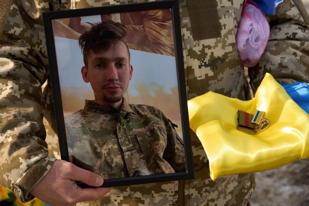 Був вчителем за освітою, у безпорадному горі залишилася мати… У Нікополі сьогодні провели в останню путь Героя (фото) Був вчителем за освітою, у безпорадному горі залишилася мати… У Нікополі сьогодні провели в останню путь Героя (фото)