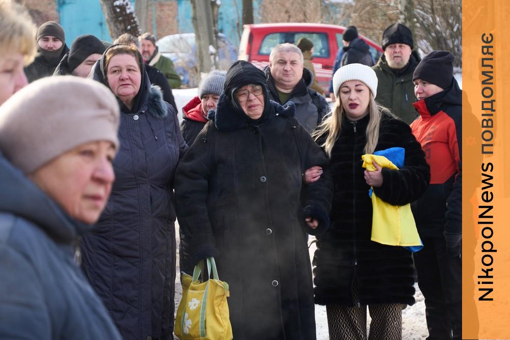 Був вчителем за освітою, у безпорадному горі залишилася мати… У Нікополі сьогодні провели в останню путь Героя (фото) 1 Був вчителем за освітою, у безпорадному горі залишилася мати… У Нікополі сьогодні провели в останню путь Героя (фото)