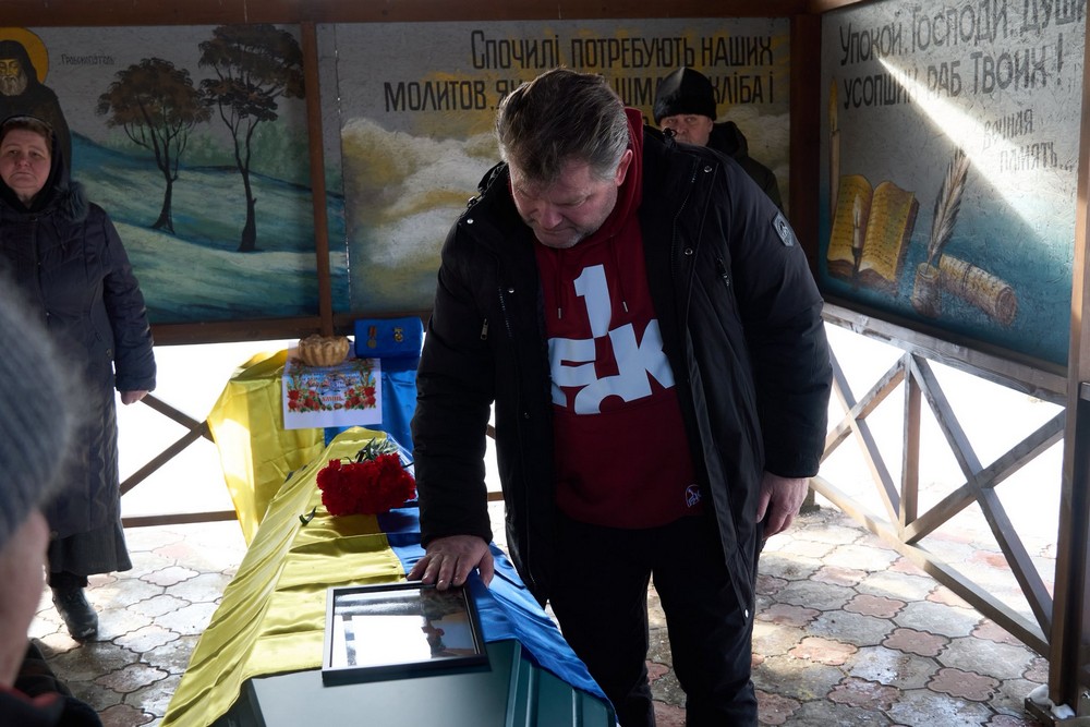 Був вчителем за освітою, у безпорадному горі залишилася мати… У Нікополі сьогодні провели в останню путь Героя (фото) Був вчителем за освітою, у безпорадному горі залишилася мати… У Нікополі сьогодні провели в останню путь Героя (фото)