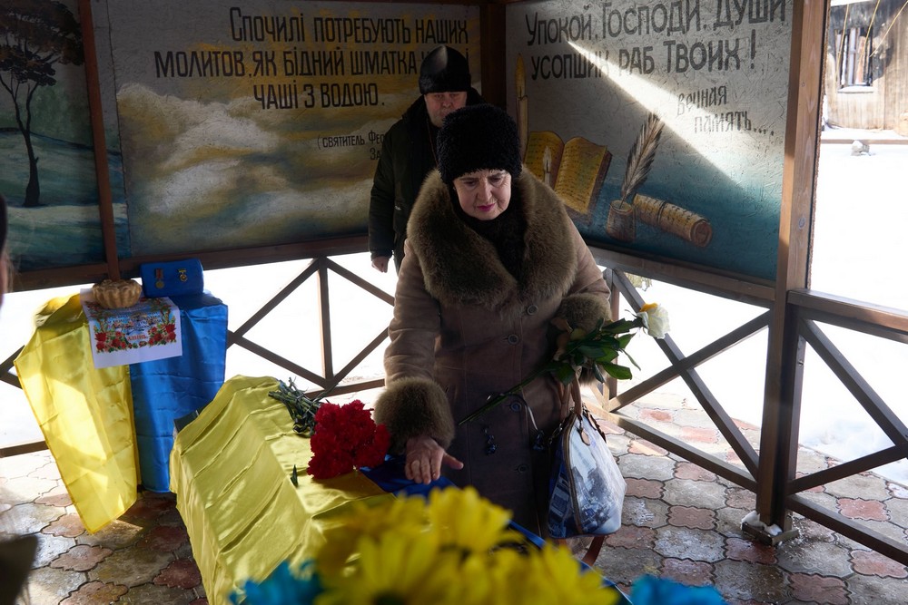 Був вчителем за освітою, у безпорадному горі залишилася мати… У Нікополі сьогодні провели в останню путь Героя (фото) Був вчителем за освітою, у безпорадному горі залишилася мати… У Нікополі сьогодні провели в останню путь Героя (фото)