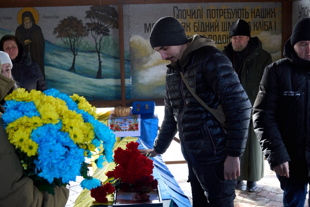 Був вчителем за освітою, у безпорадному горі залишилася мати… У Нікополі сьогодні провели в останню путь Героя (фото) Був вчителем за освітою, у безпорадному горі залишилася мати… У Нікополі сьогодні провели в останню путь Героя (фото)