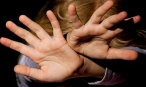 Справжній жах на Нікопольщині: дівчинка кинулася захищати матір від співмешканця і сама стала жертвою розправи