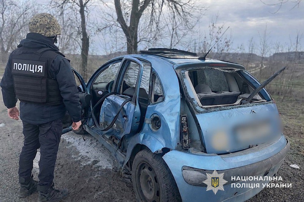 Атакували автівку біля одного з сіл Покровської міської громади: поліцейські евакуювали поранених у безпечне місце 1 Атакували автівку біля одного з сіл Покровської міської громади 3