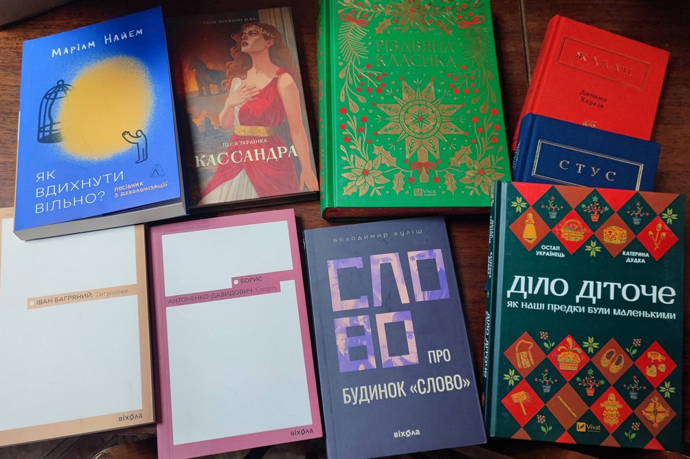  Бібліотеки Нікополя отримати три посилки від книгарні