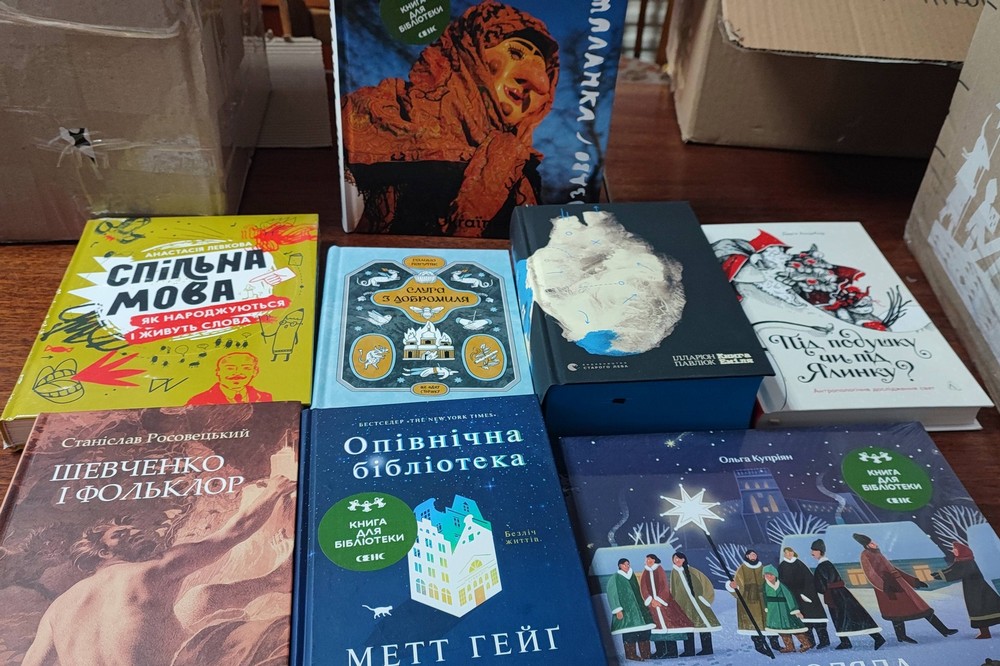  Бібліотеки Нікополя отримати три посилки від книгарні 2