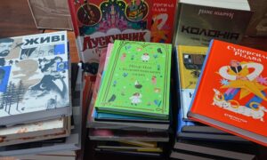  Бібліотеки Нікополя отримати три посилки від книгарні 3