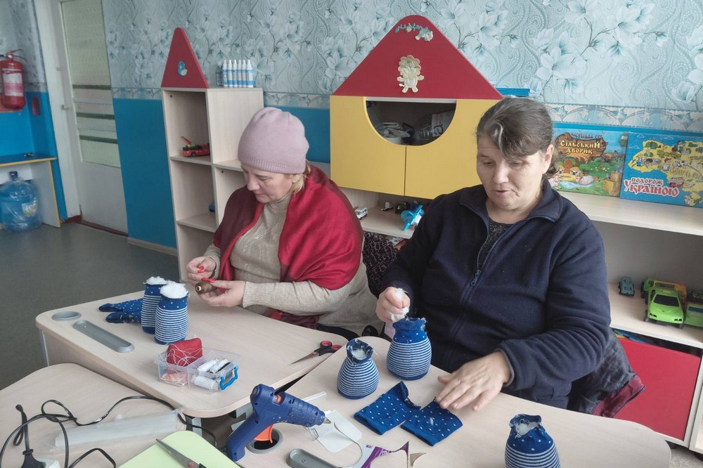 Для жінок Мирівської громади провели  майстер клас з виготовлення новорічних гномів 6