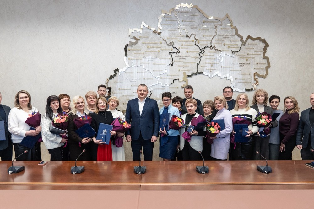 Директор ліцею Нікополя з отримала грамоту Верховної Ради України 4 Директор ліцею Нікополя з отримала грамоту Верховної Ради України 4