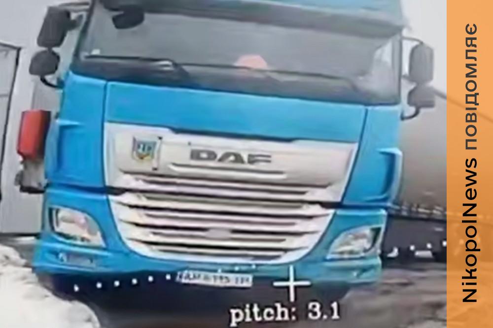 Окупанти хизуються терором Нікополя: показали, як атакували вантажівки і виконком (відео) 1 Окупанти хизуються терором Нікополя