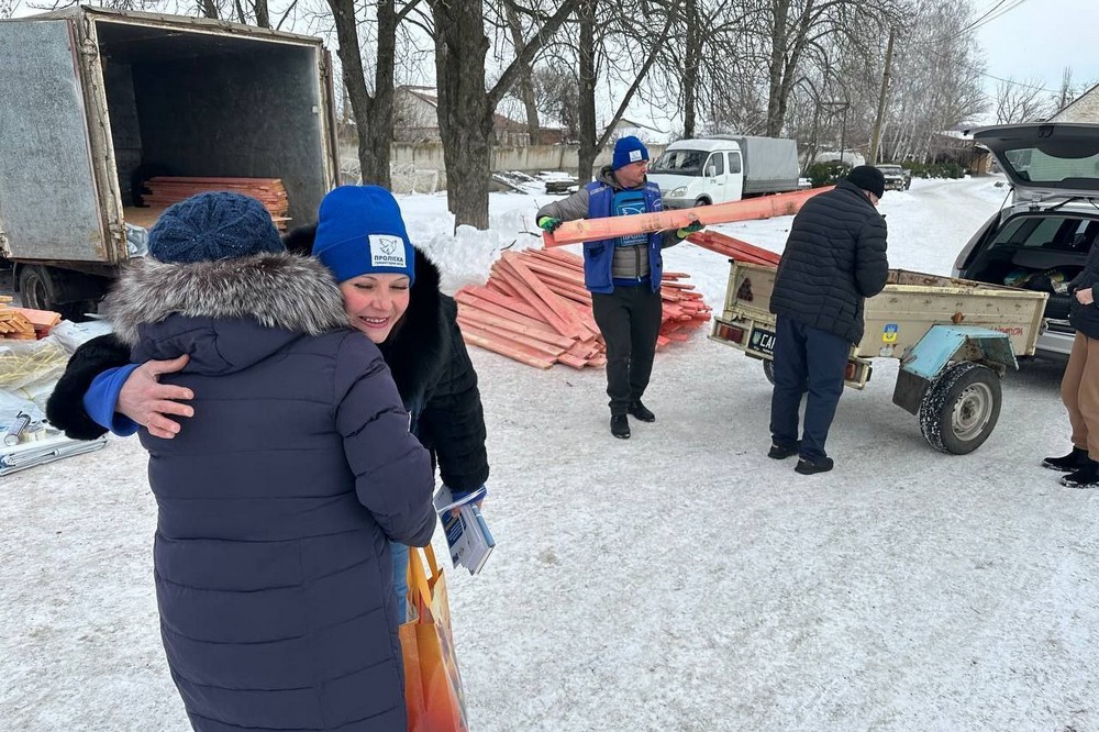 Жителі Марганця сьогодні отримали допомог 3 Жителі Марганця сьогодні отримали допомог 3