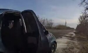 Відео перших хвилин після обстрілу: на дорозі Покров-Нікополь БпЛА атакував автівку з жінкою і дитиною