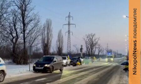 Живим коридором зустрічали траурний кортеж: ще один воїн з Нікопольщини повернувся додому «на щиті» (відео)