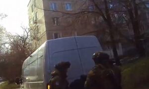Попросила вивезти маму з берегової лінії Нікополя: поліцейські «Білі Янголи» евакуювали літню жінку і кішку (відео)