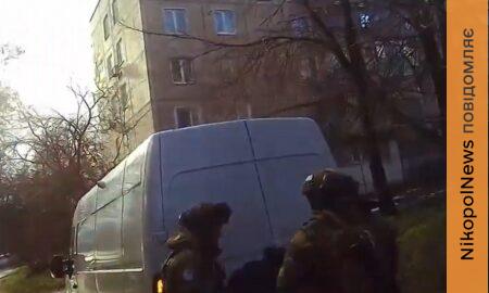 Попросила вивезти маму з берегової лінії Нікополя: поліцейські «Білі Янголи» евакуювали літню жінку і кішку (відео)