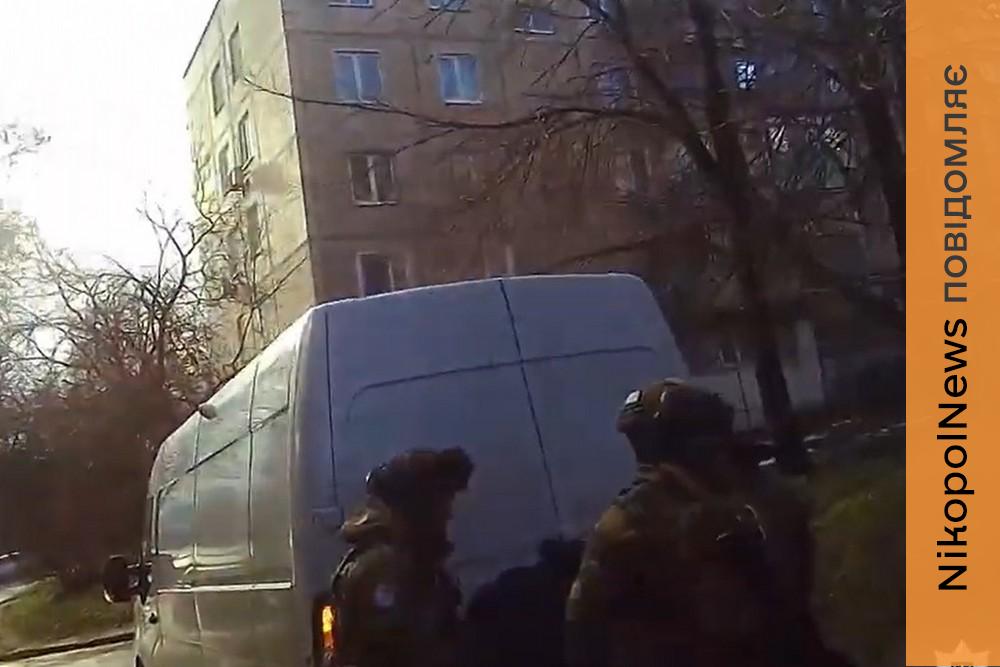 Попросила вивезти маму з берегової лінії Нікополя: поліцейські «Білі Янголи» евакуювали літню жінку і кішку (відео)