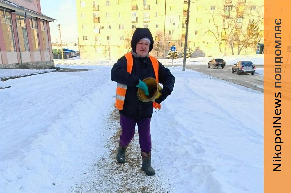 Прибирали сміття та розчищали пішохідні доріжки від снігу: чим займалися комунальники Марганця з 19 по 25 січня (фото) 1 комунальники Марганця 6