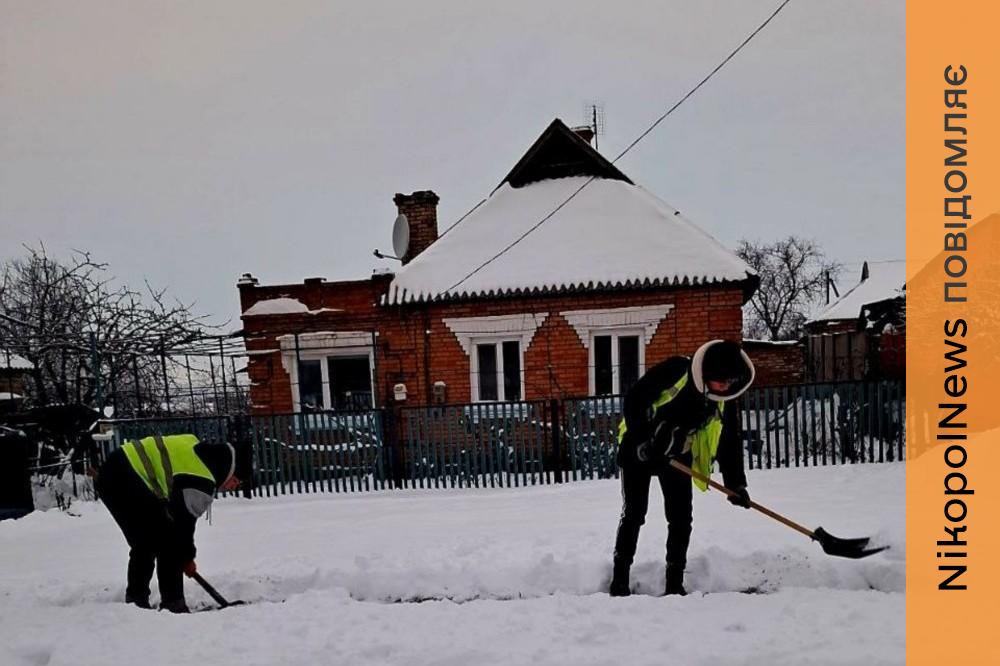 Водіїв та пішоходів просять бути уважними на дорогах: чим займаються комунальники Марганця взимку (фото) 1 комунальники Марганця 4