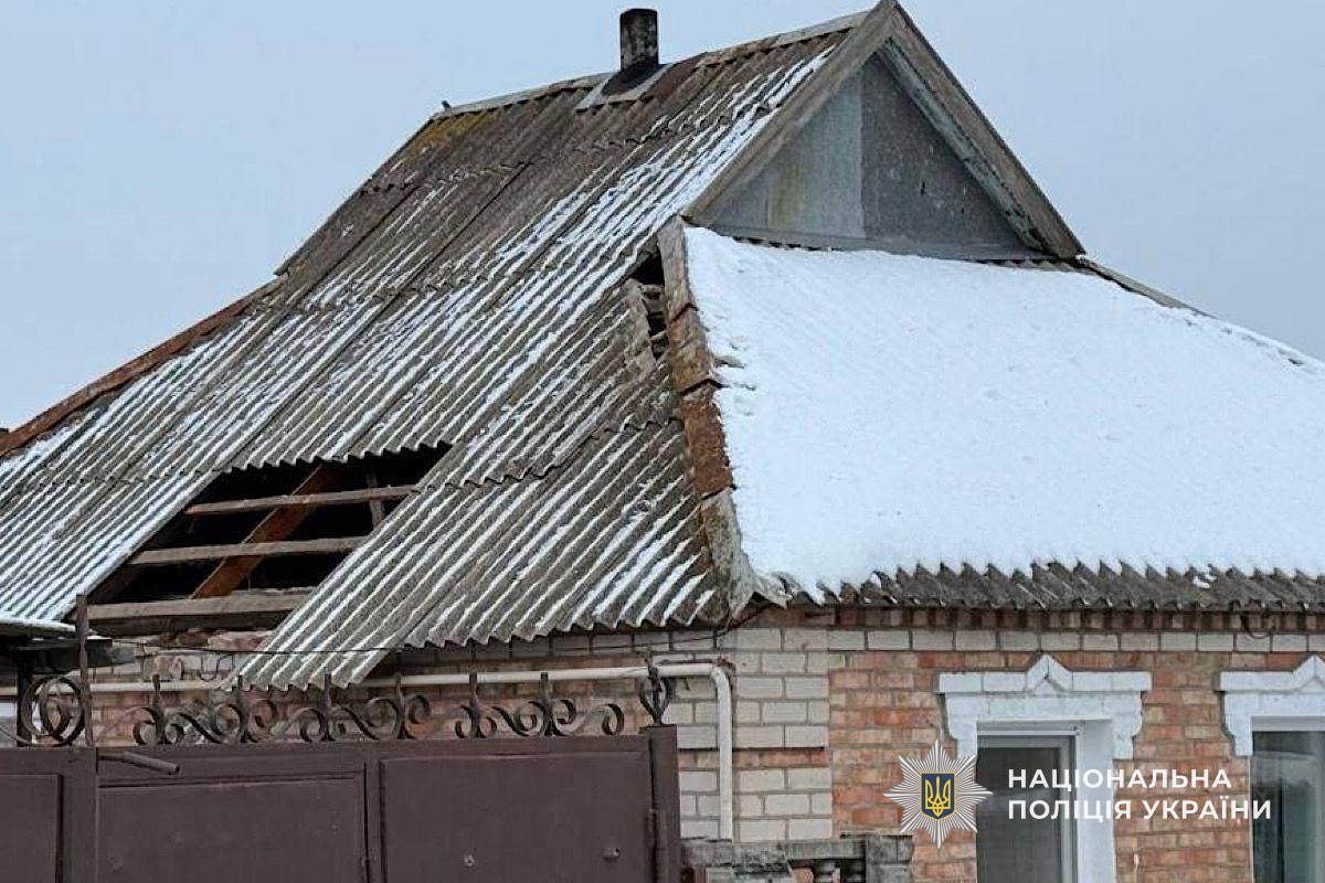 наслідки обстрілів Нікополя та області зафіксували поліцейські (фото) 11