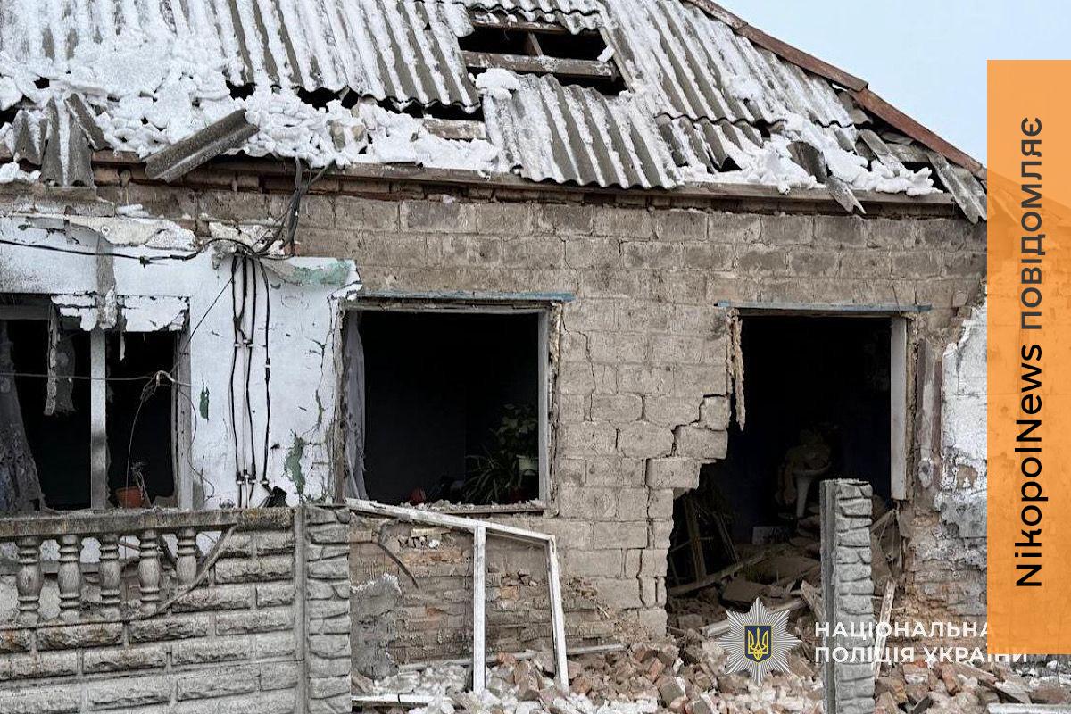 Гатили по адмінбудівлі, будинкам і автівкам: наслідки обстрілів Нікополя та області зафіксували поліцейські (фото) 1 наслідки обстрілів Нікополя та області зафіксували поліцейські (фото) 7