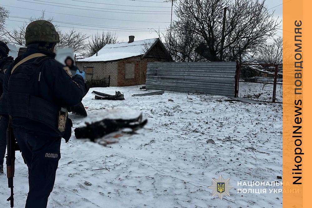 Посеред вулиці загинули дві жінки, постраждали поліцейські: наслідки жахливого обстрілу Нікополя, зафіксували правоохоронці (фото) 1 наслідки смертельного обстрілу Нікополя 3