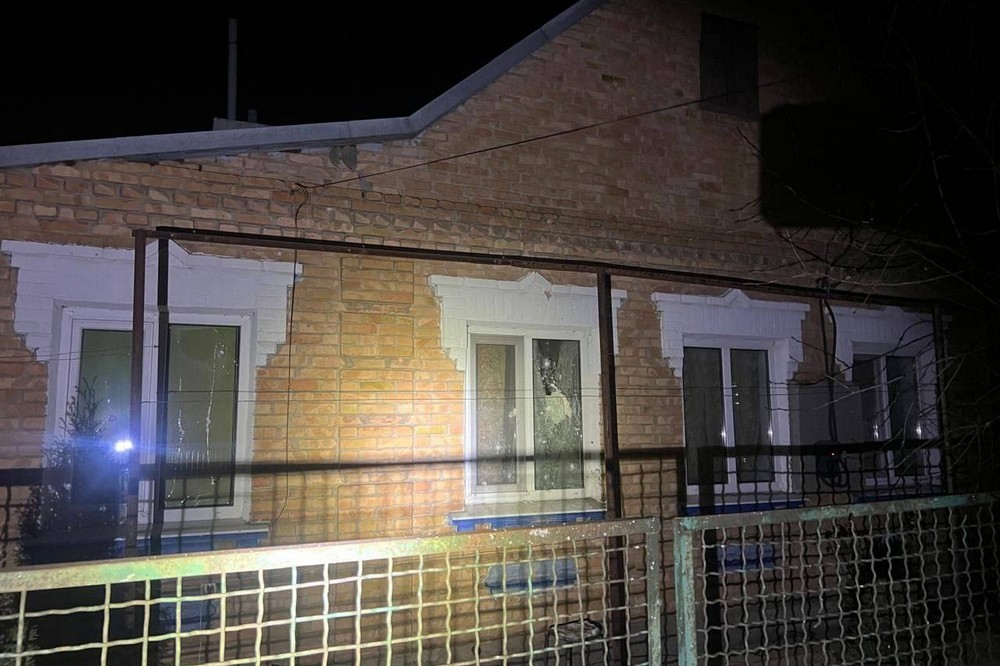 Ворог атакував Нікополь і район у новорічну ніч – є руйнування (фото) Ворог атакував Нікополь і район у новорічну ніч – є руйнування (фото)