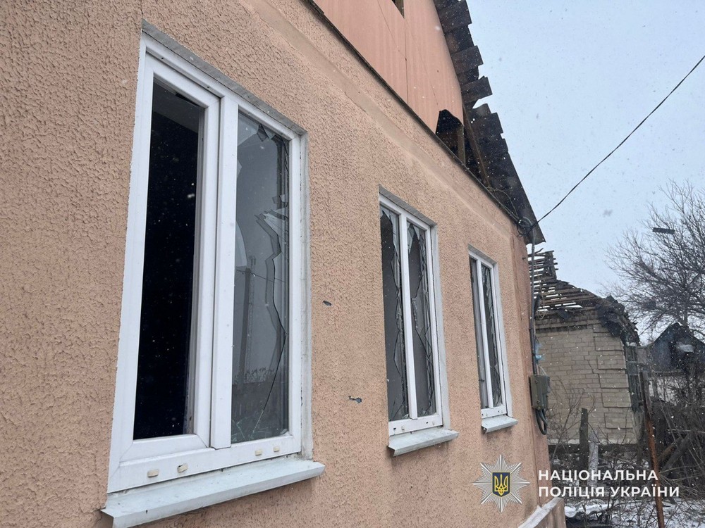 Терор Нікопольщини навіть у новорічну ніч, поранені на Павлоградщині і Синельниківщині, Криворіжжя під ударом дронів – поліція про наслідки обстрілів Терор Нікопольщини навіть у новорічну ніч, поранені на Павлоградщині і Синельниківщині, Криворіжжя під ударом дронів – поліція про наслідки обстрілів