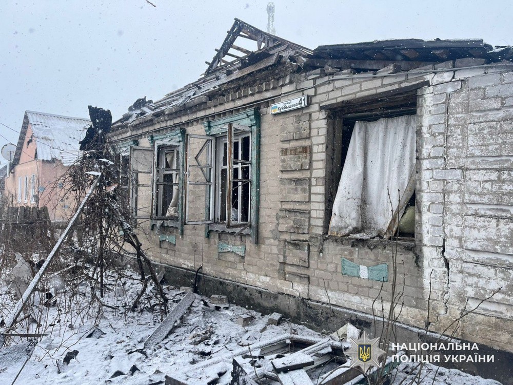 Терор Нікопольщини навіть у новорічну ніч, поранені на Павлоградщині і Синельниківщині, Криворіжжя під ударом дронів – поліція про наслідки обстрілів Терор Нікопольщини навіть у новорічну ніч, поранені на Павлоградщині і Синельниківщині, Криворіжжя під ударом дронів – поліція про наслідки обстрілів