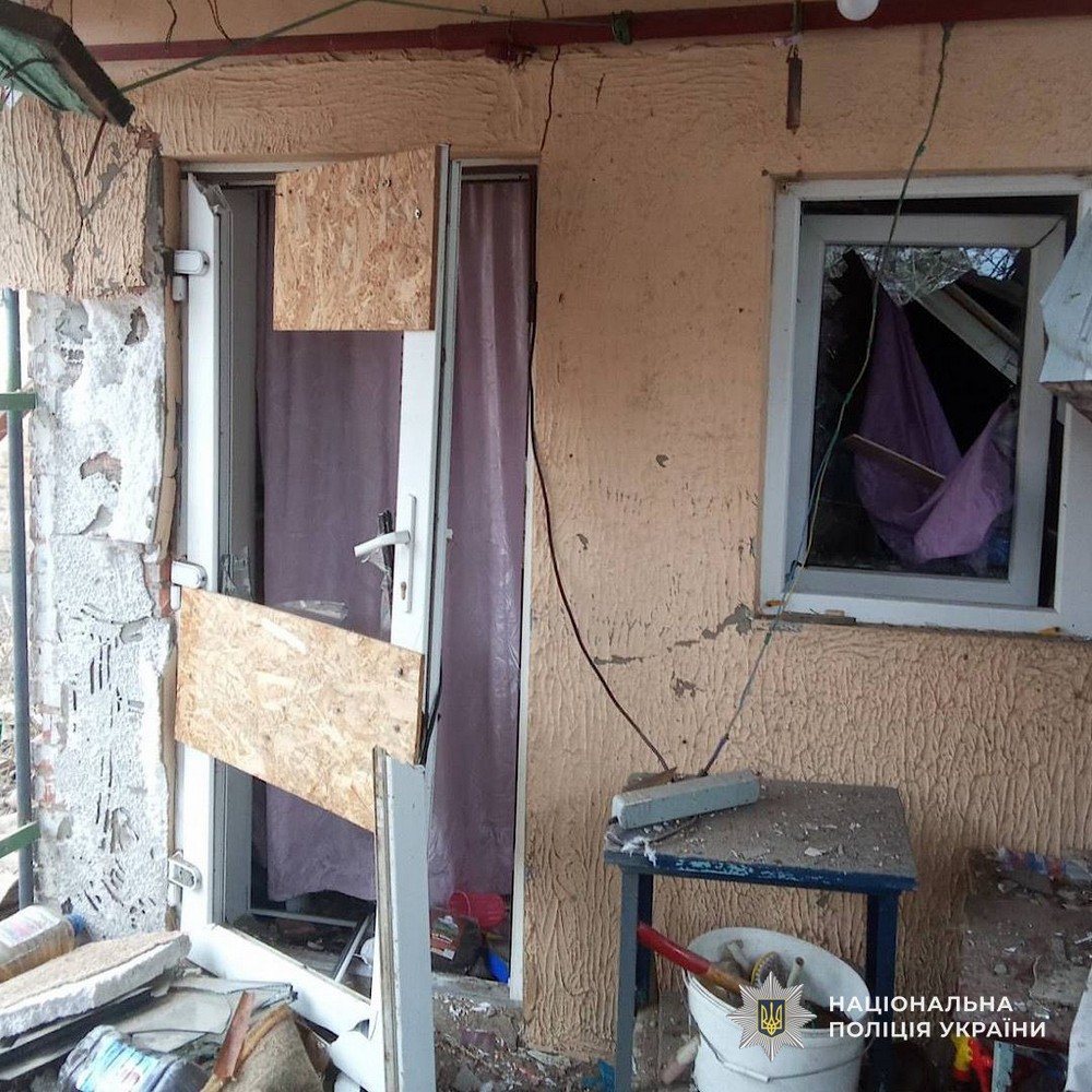 Терор Нікопольщини навіть у новорічну ніч, поранені на Павлоградщині і Синельниківщині, Криворіжжя під ударом дронів – поліція про наслідки обстрілів Терор Нікопольщини навіть у новорічну ніч, поранені на Павлоградщині і Синельниківщині, Криворіжжя під ударом дронів – поліція про наслідки обстрілів