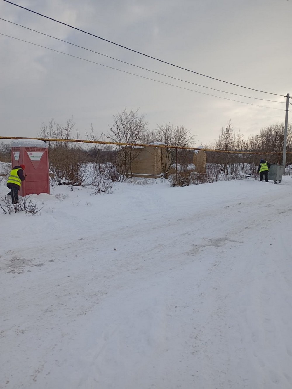 Розчищали сніг, обрізали дерева, вивозили гілля: чим займалися комунальники у Марганці на минулому тижні (фото)