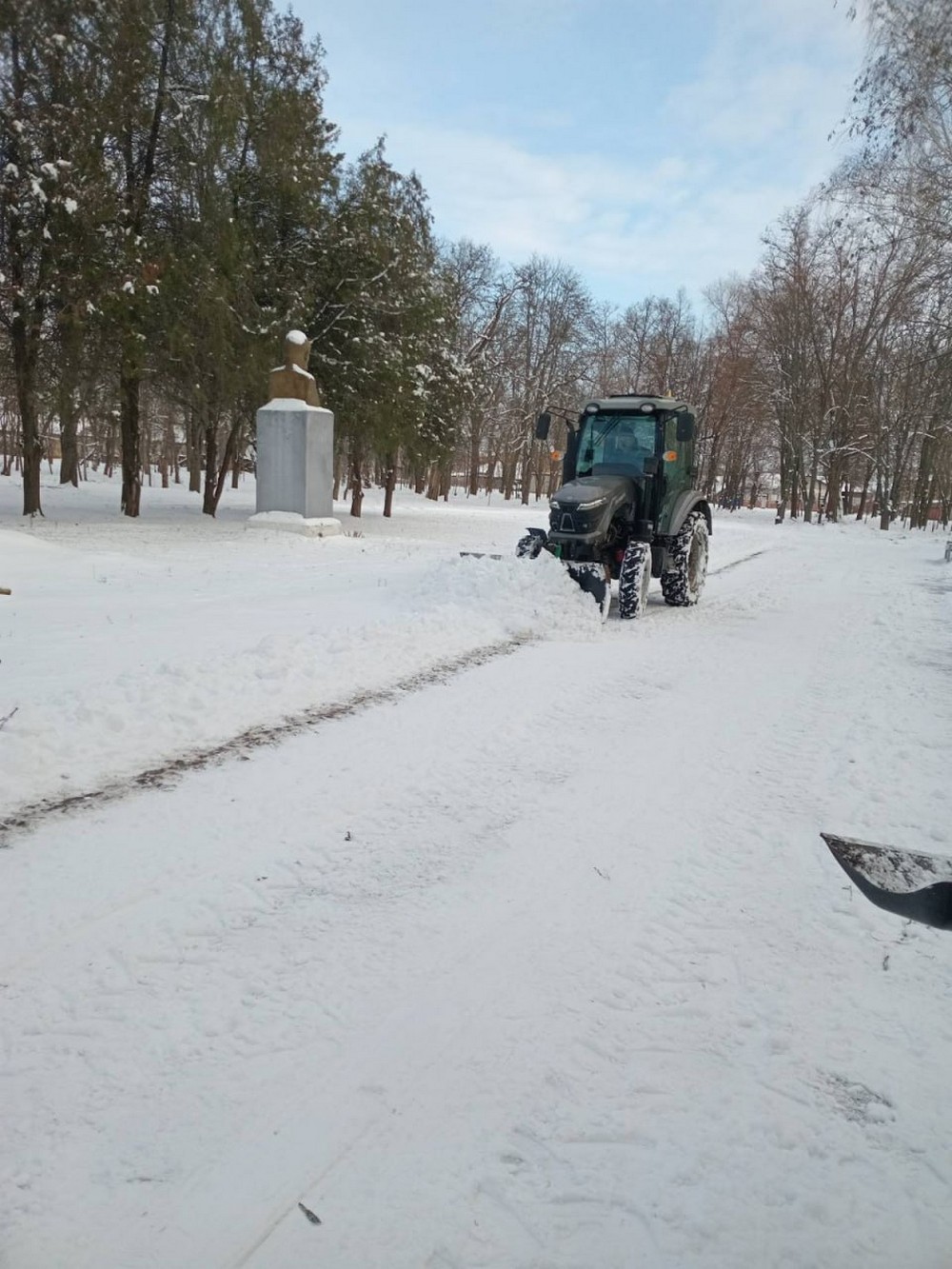 Розчищали сніг, обрізали дерева, вивозили гілля: чим займалися комунальники у Марганці на минулому тижні (фото)