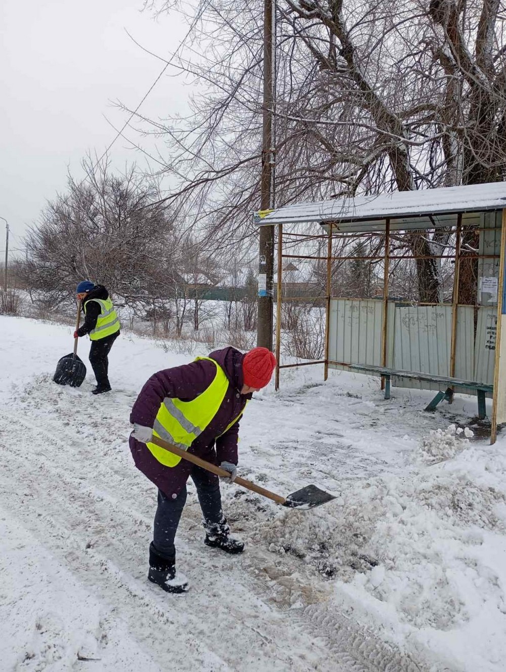 Розчищали сніг, обрізали дерева, вивозили гілля: чим займалися комунальники у Марганці на минулому тижні (фото)