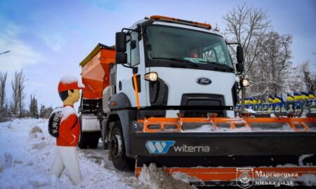 Розчищали сніг, обрізали дерева, вивозили гілля: чим займалися комунальники у Марганці на минулому тижні (фото)