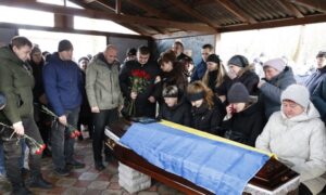 Пекучий біль і сльози… У Нікополі сьогодні провели в останню путь Героя-феросплавника (фото)