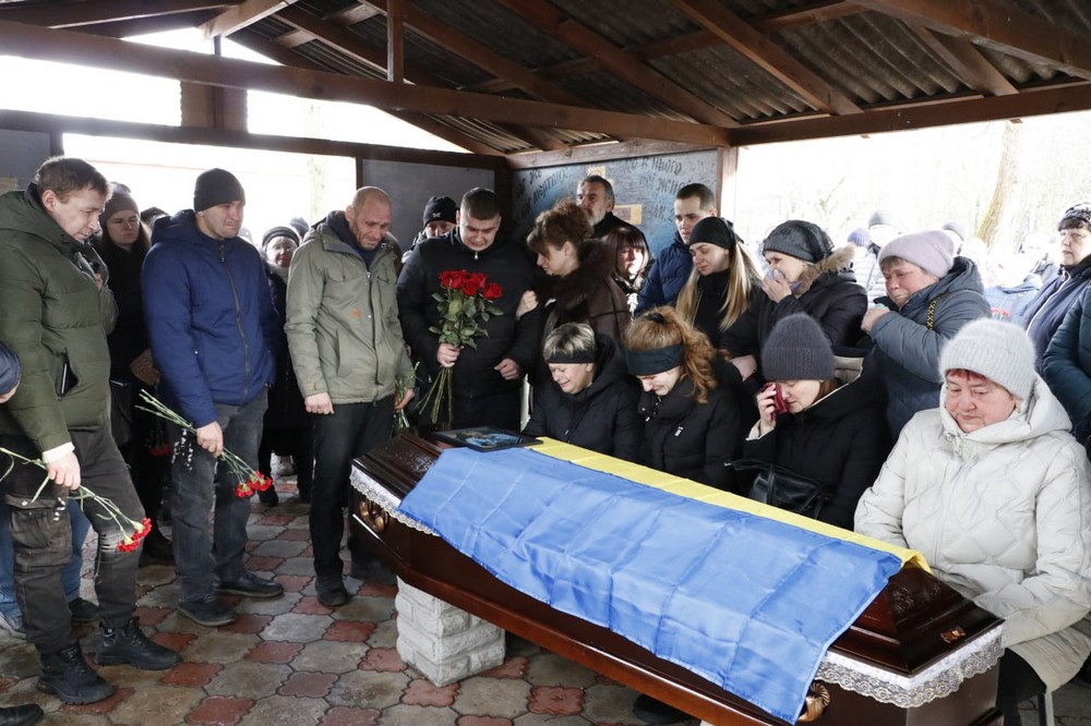 Пекучий біль і сльози… У Нікополі сьогодні провели в останню путь Героя-феросплавника (фото)